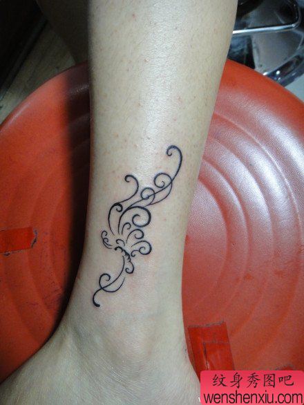 女生腿部唯美好看的图腾蝴蝶纹身图案