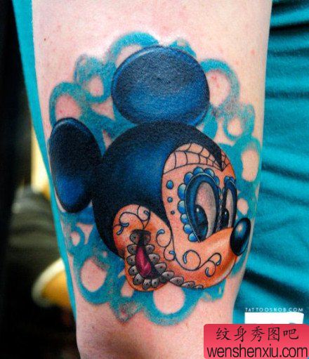一幅另类的亡灵妆米老鼠纹身图案