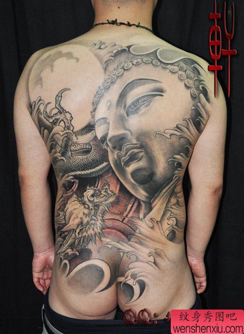 满背黑灰佛头与龙纹身图案
