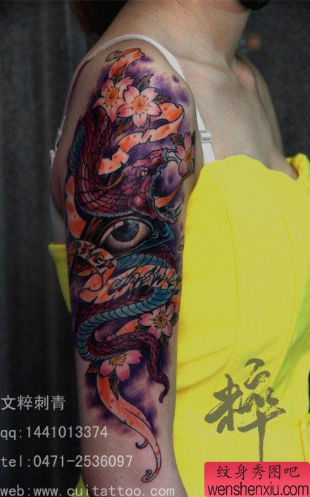美女手臂好看的彩色蛇纹身图案