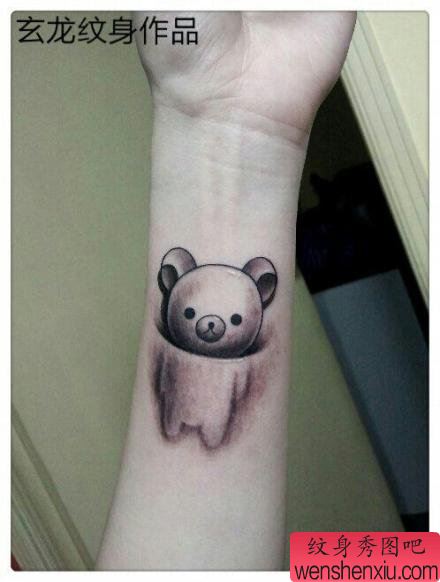 女生手臂可爱的熊娃娃纹身图案