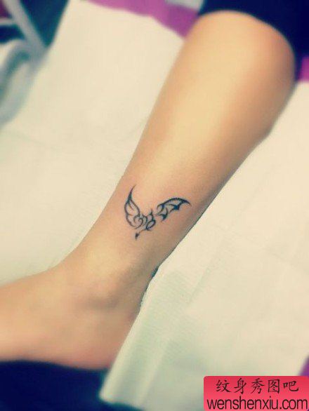 女生腿部小巧的图腾翅膀与星座符号纹身图案