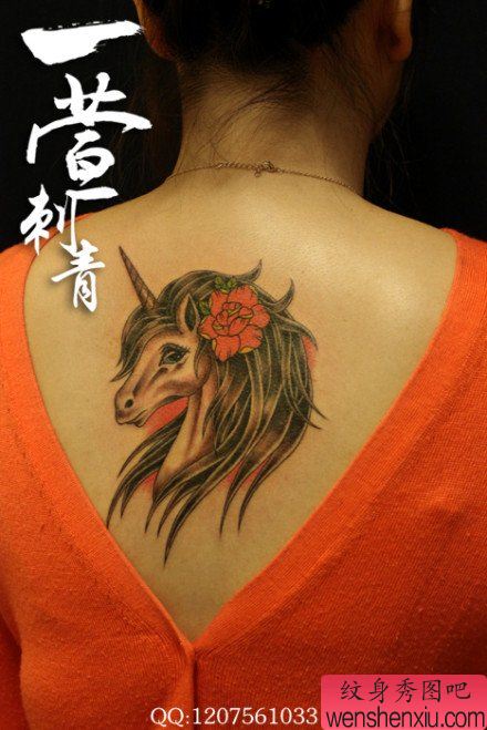 美女背部一幅独角兽纹身图案