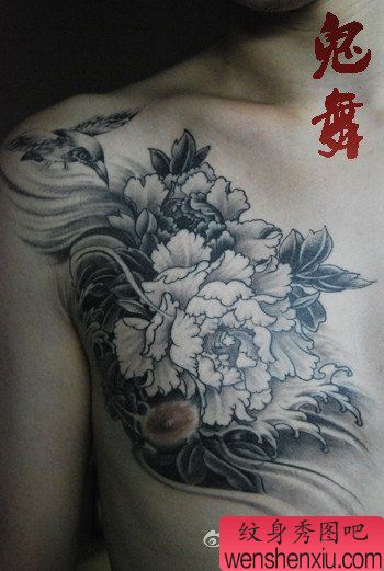 男生胸部好看的黑灰牡丹纹身图案