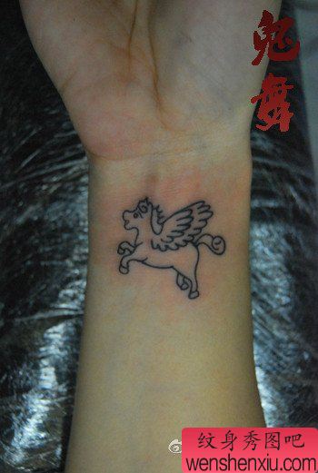 手腕处卡通小马纹身图案