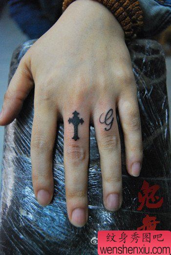 女生手指图腾十字架纹身图案