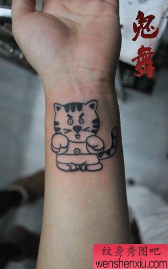 女生手臂卡通小老虎纹身图案