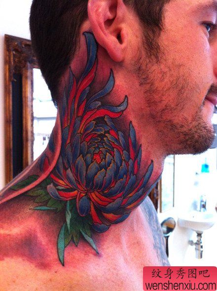 男性脖子处好看的彩色菊花纹身图案