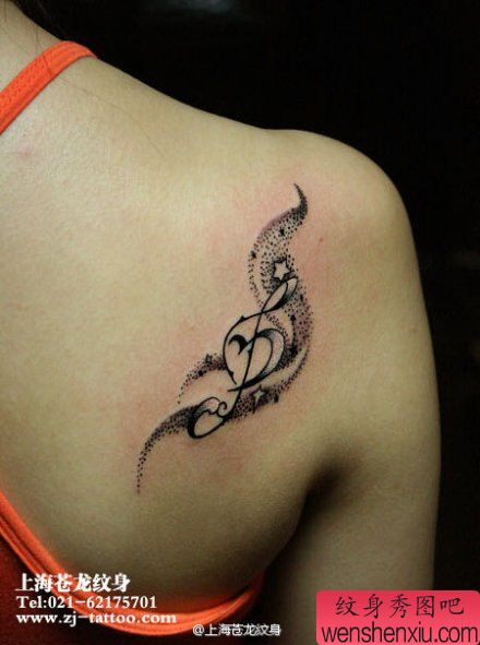 美女肩背好看精美的音符纹身图案
