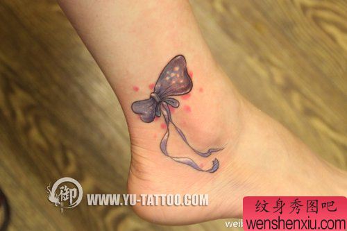 女生脚踝处精美的蝴蝶结纹身图案