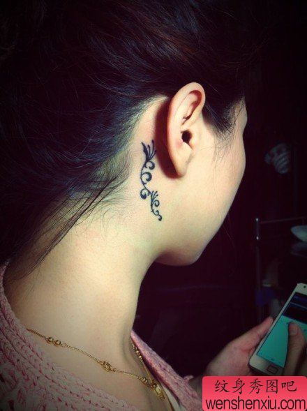 女孩子耳部漂亮的藤条藤蔓纹身图案