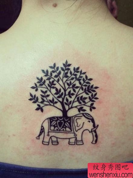 女孩子背部图腾小树与小象纹身图案