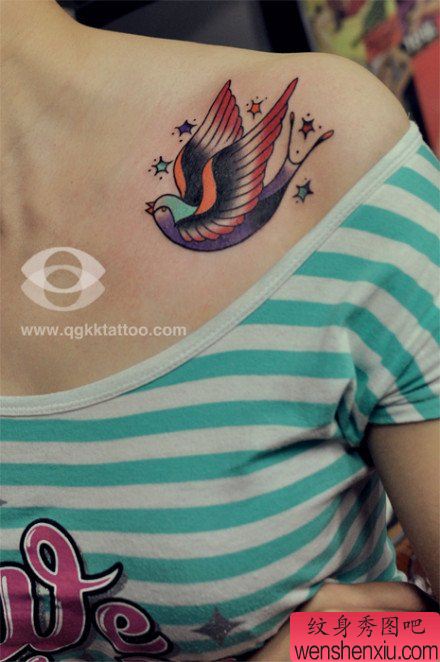 女生肩膀处彩色小燕子纹身图案