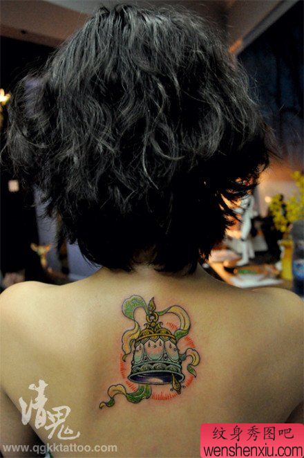 女生背部好看的铃铛纹身图案