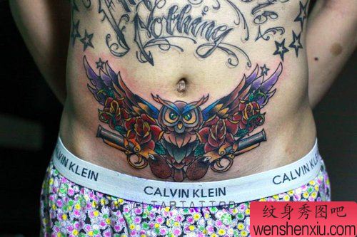 男生腹部好看的猫头鹰纹身图案