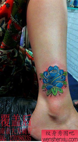 女生脚踝处彩色玫瑰花纹身图案