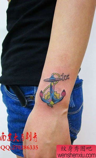 手臂好看的彩色船锚纹身图案