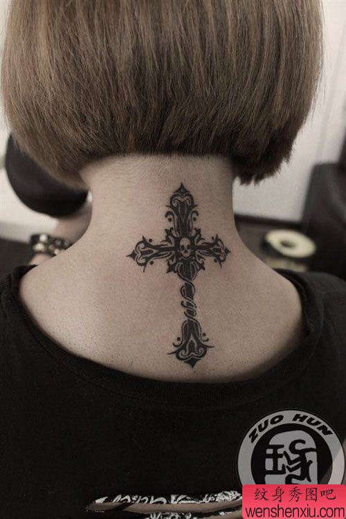 女生颈部好看的图腾十字架纹身图案