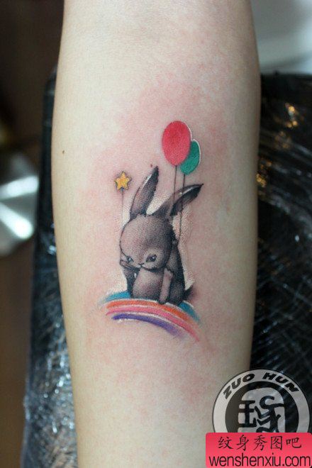 女生手臂可爱的拿气球的小兔子纹身图案