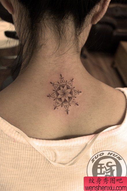 女生颈部好看的花卉藤蔓纹身图案