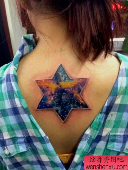 美女背部漂亮的五角星星空纹身图案