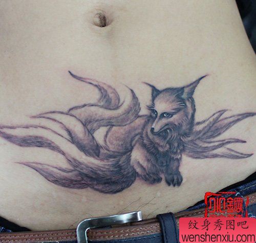 女生腹部黑灰九尾狐纹身图案