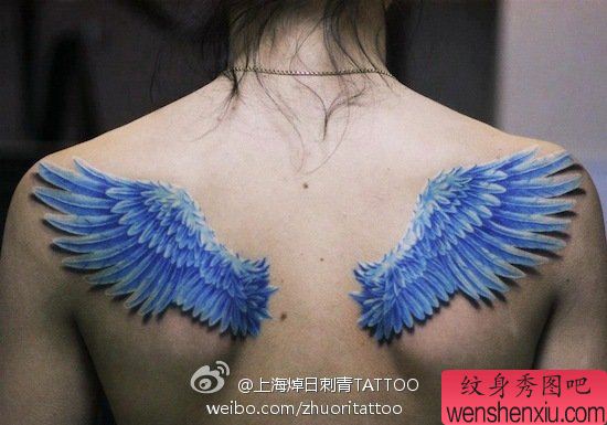女生背部漂亮的彩色翅膀纹身图案