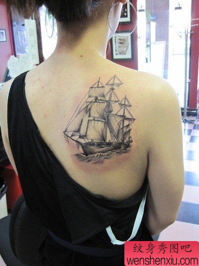 美女肩背黑灰帆船纹身图案