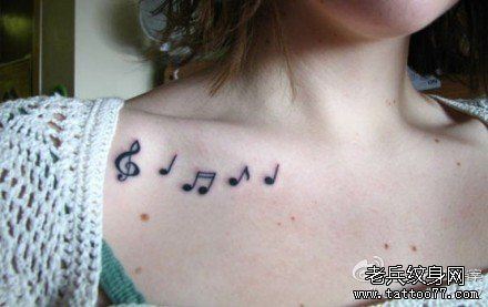 女生锁骨处唯美时尚的音符纹身图案