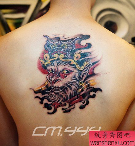 男生背部帅气的孙悟空头像纹身图案