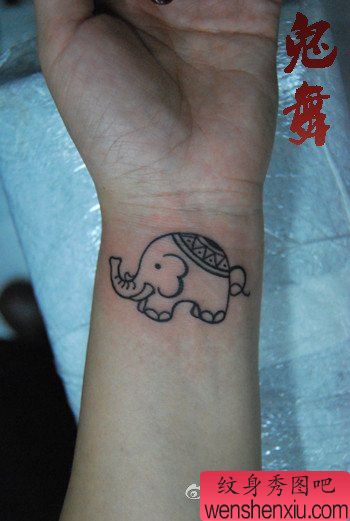 女生比较喜欢的手腕处小象纹身图案