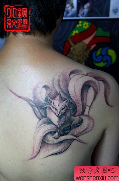 肩背好看的黑灰九尾狐纹身图案
