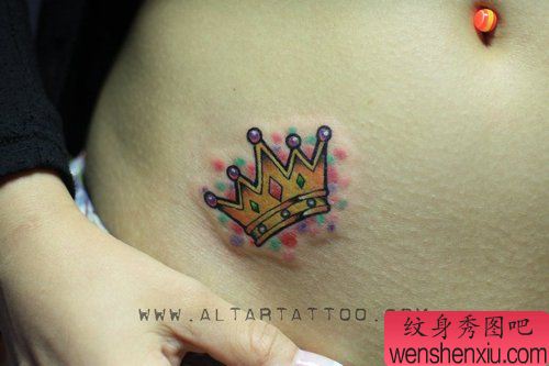 女生腹部漂亮的彩色皇冠纹身图案
