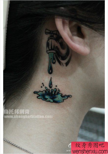 女生耳部滴水的水龙头纹身图案