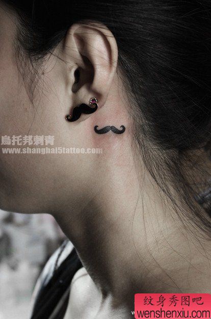 女生脖子处小胡子纹身图案