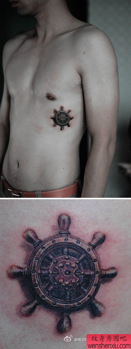 男生肋部精美的船舵纹身图案