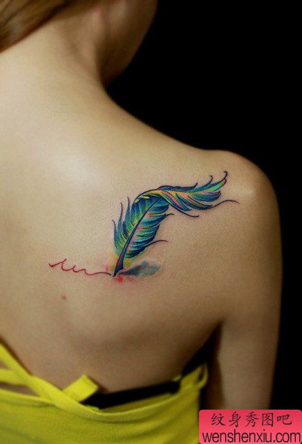 美女肩背漂亮的彩色羽毛纹身图案