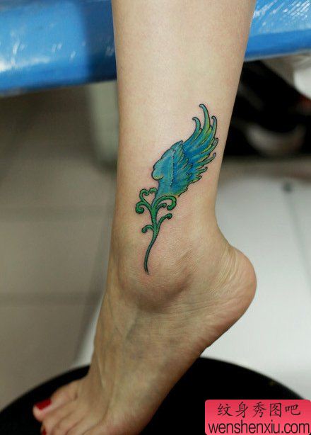 女生腿部唯美好看的彩色翅膀纹身图案