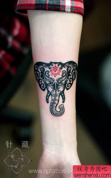 女生手臂好看的图腾大象纹身图案