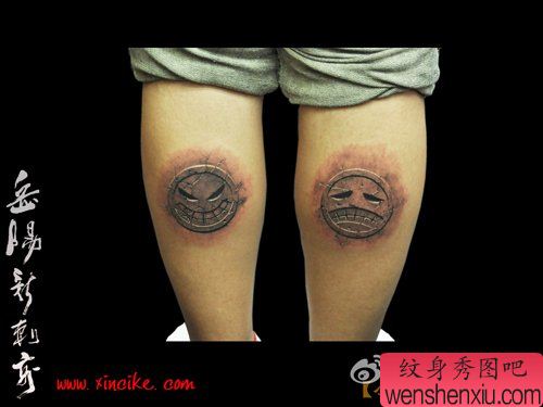 腿部超酷的石雕笑脸与哭脸纹身图案