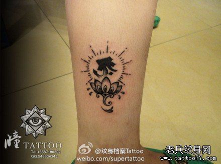 女生腿部唯美的莲花与梵文纹身图案