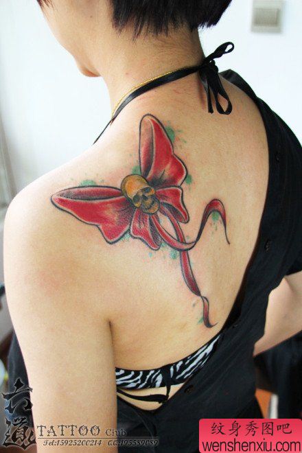 女生喜欢的肩背蝴蝶结纹身图案