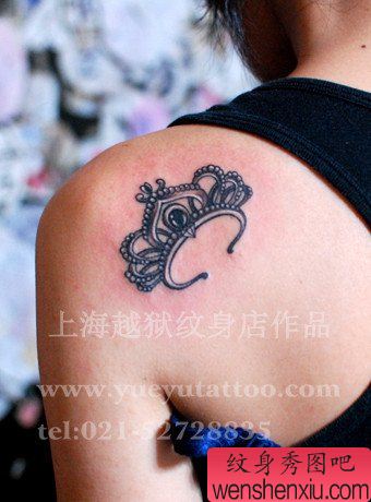 女生肩背好看的王冠纹身图案