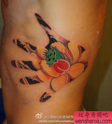 一幅另类的手掌与莲花纹身图案