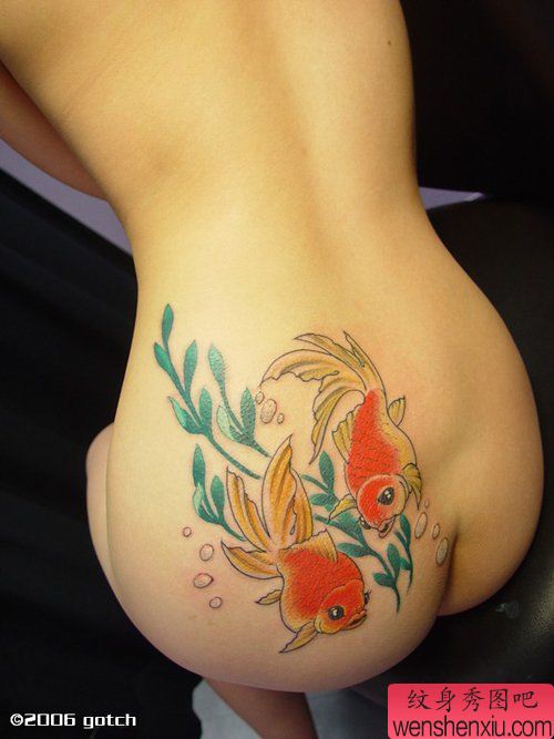 女生臀部彩色小金鱼纹身图案