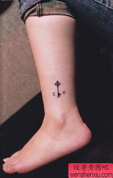 女孩子喜欢的腿部小巧的图腾钥匙纹身图案