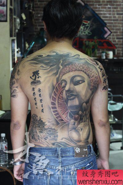 男性满背佛头纹身图案