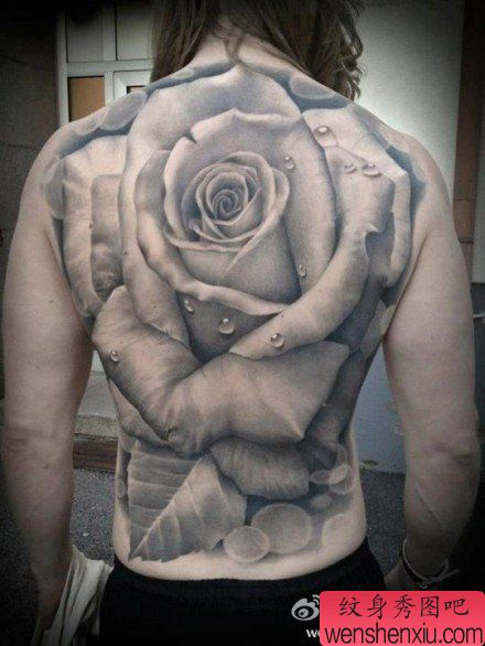 经典的满背黑灰玫瑰花纹身图案