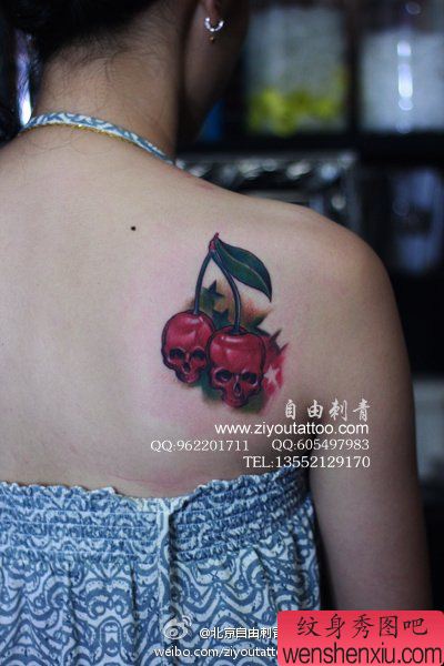 女生肩背骷髅苹果纹身图案