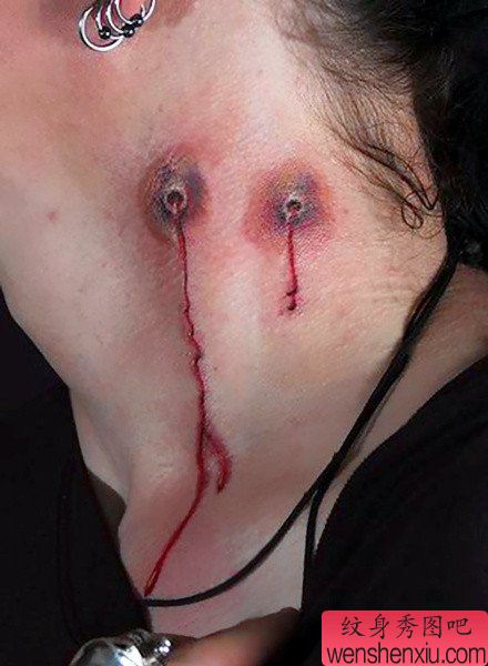 脖子处流血的牙印纹身图案